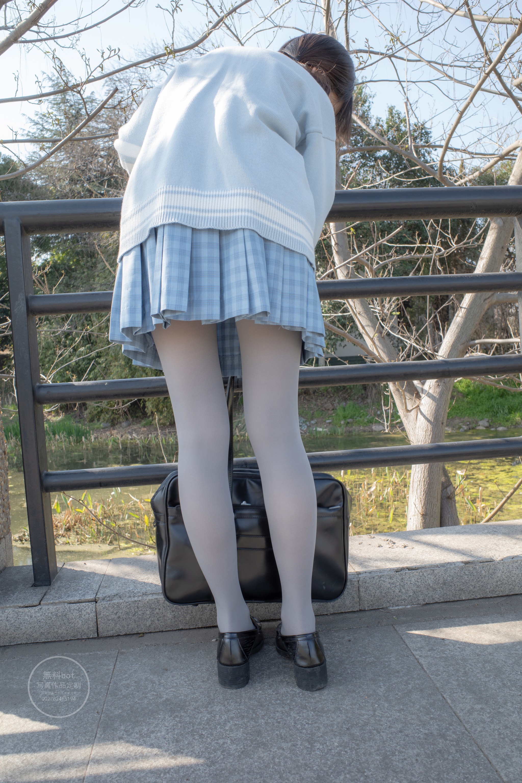 图片[1]-森萝财团 – NO.030 写真 有料 小香 户外公园里的JK制服灰丝美腿 [100P]-XikXak